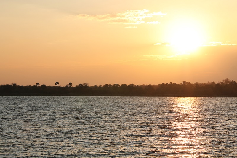 Západ slnka nad riekou Zambezi