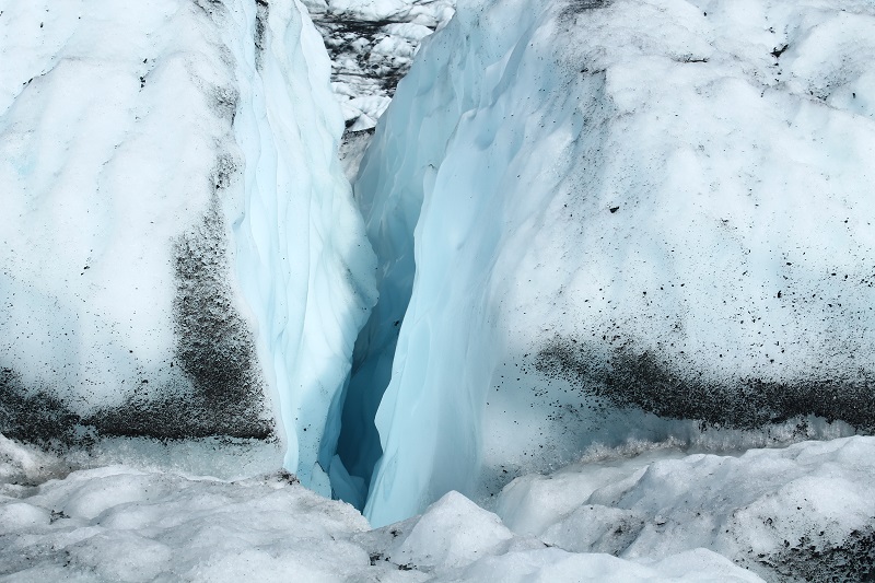 V ľade sa skrývajú menšie či väčšie trhliny, ktoré sa neustále hýbu
