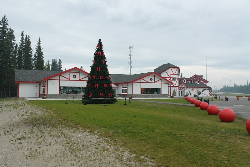 Dom Santa Clause aj s vianočným stromčekom v júni