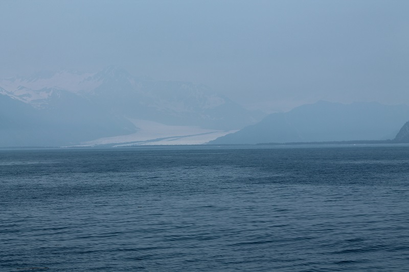 Ľadovec v diaľke zahalený v dyme