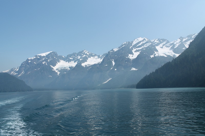 Výhľad z lode na tri ľadovce na kopcoch