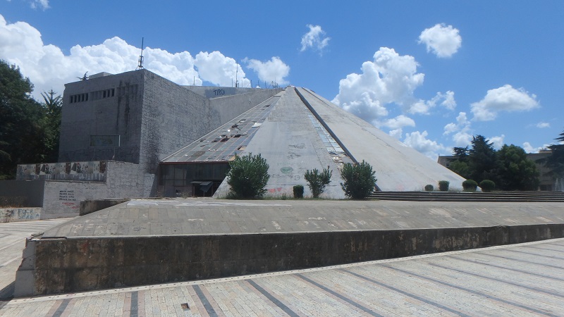 Chátrajúca budava Pyramídy