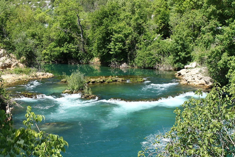 Pekné zákutia pod vodopádmi Kravica