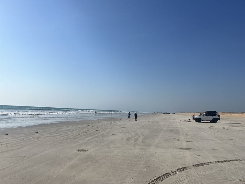 Jedna časť pláže Cable Beach je vyhradená pre autá