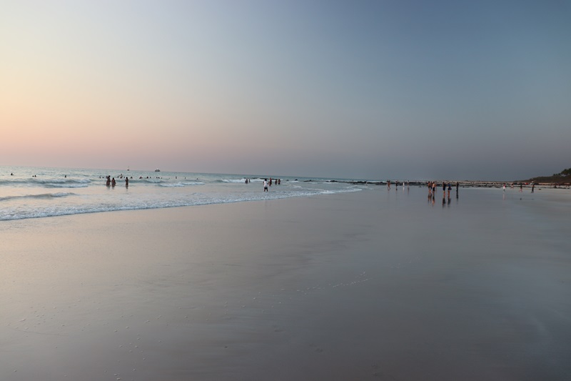 Množstvo ľudí na Cable Beach aj pri západe slnka