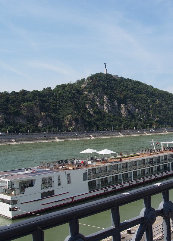 Dunaj a v pozadí vrch Gellért Hegy s Citadellou