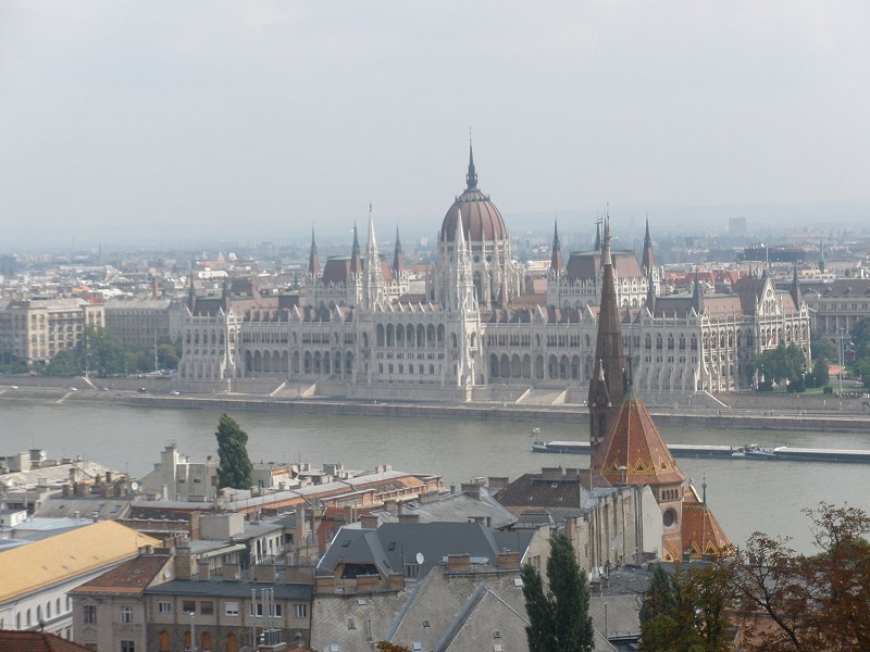 Výhľad na budovu Parlamentu z Rybárskej Bašty