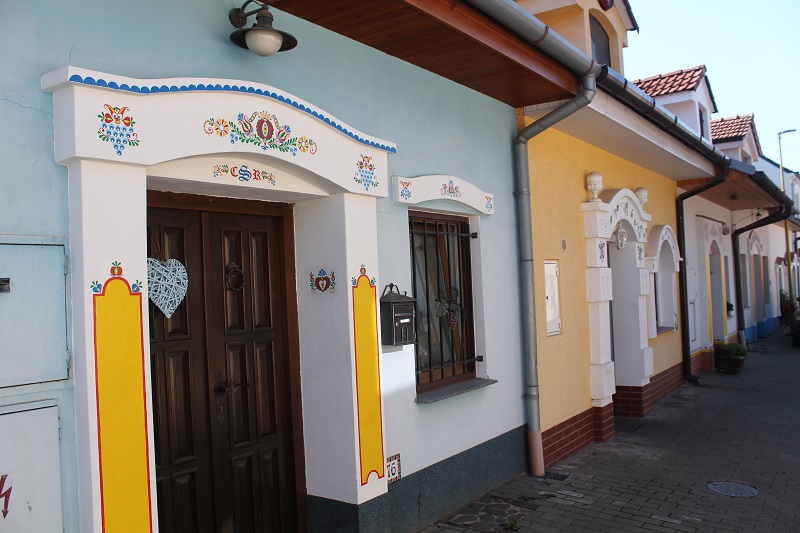 Farebné vinárske domčeky v časti Nechory v Prušánkach