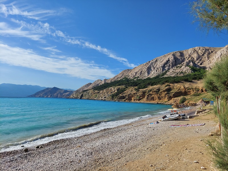 Pláž v Baške skoro ráno na začiatku túry na Vela Draga