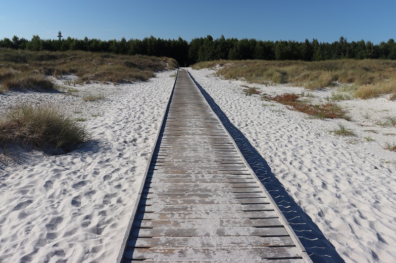 K pieskovým dunám a na pláž sa môžete dostať takýmito peknými chodníkmi