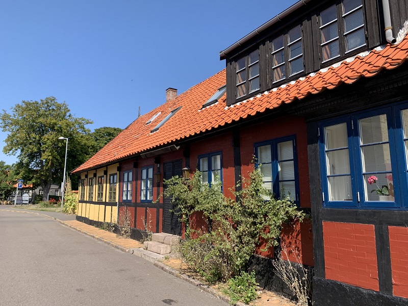 Pre Bornholm sú typické prímorské dedinky s farebnými domčekmi
