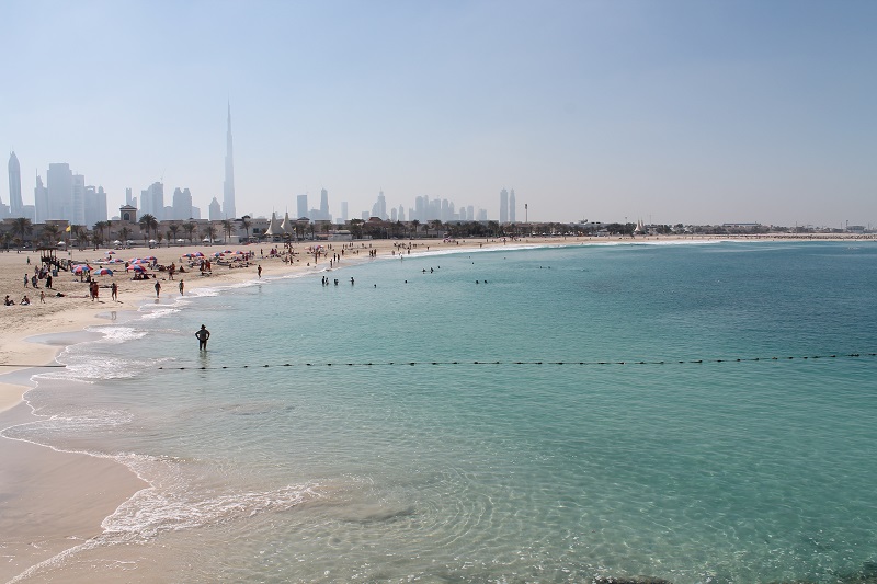 Pláž Jumeirah a v pozadí Burj Khalifa