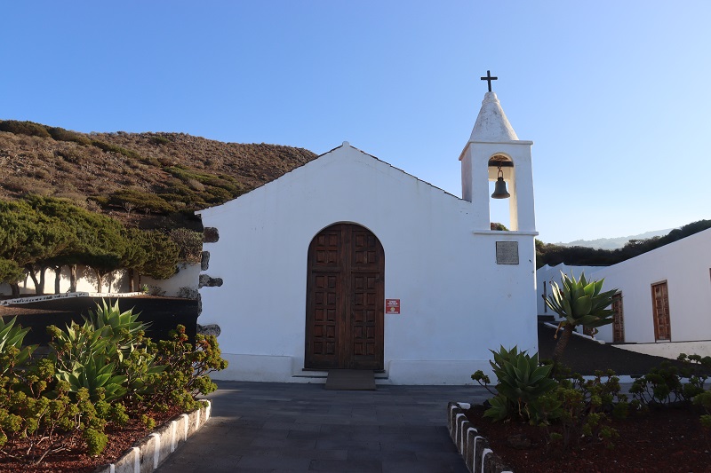 Malý kostolík, pri ktorom začíname túru k stromu El Sabinar