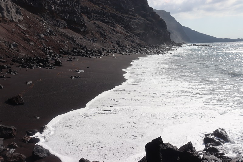 Pieskových pláži na ostrove nie je veľa a často sú na nich veľké vlny