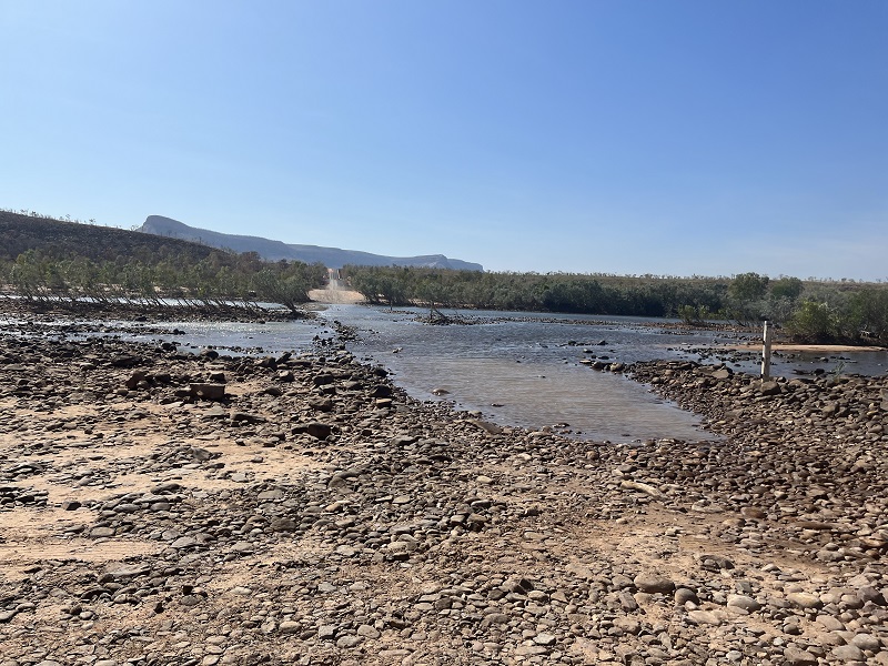 Dlhý brod cez rieku Pentecost River, za ním už konečne začína asfalt
