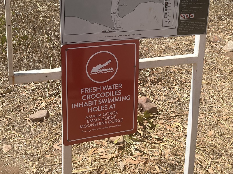 Pri všetkých gorges sú takéto cedule na upozornenie, že tam žijú krokodíly. Aj pri tých, kde sa môžete kúpať.