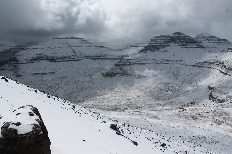 Výhľady počas túry na najvyšší vrch Faerských ostrovov. Ešte v máji bolo na niektorých miestach aj 20 centimetrov snehu
