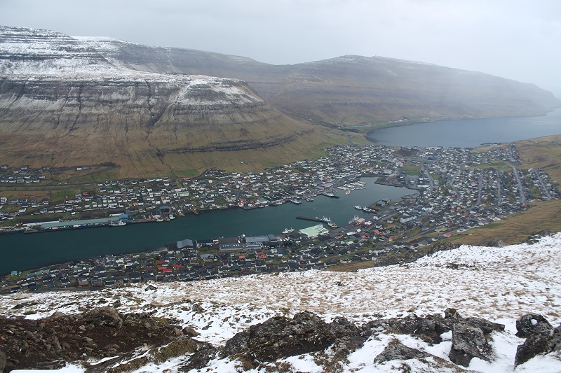 Výhľad na druhé najväčšie mesto Klaksvík pod nami.