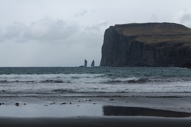 Výhľad na známe skalné útvary obra a čarodejnicu z Tjørnuvíku