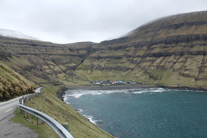 Výhľad na malú dedinku Tjørnuvík
