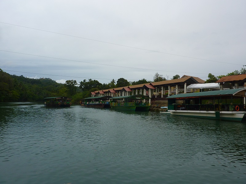 Plavba po rieke Loboc prebieha na takýchto lodiach