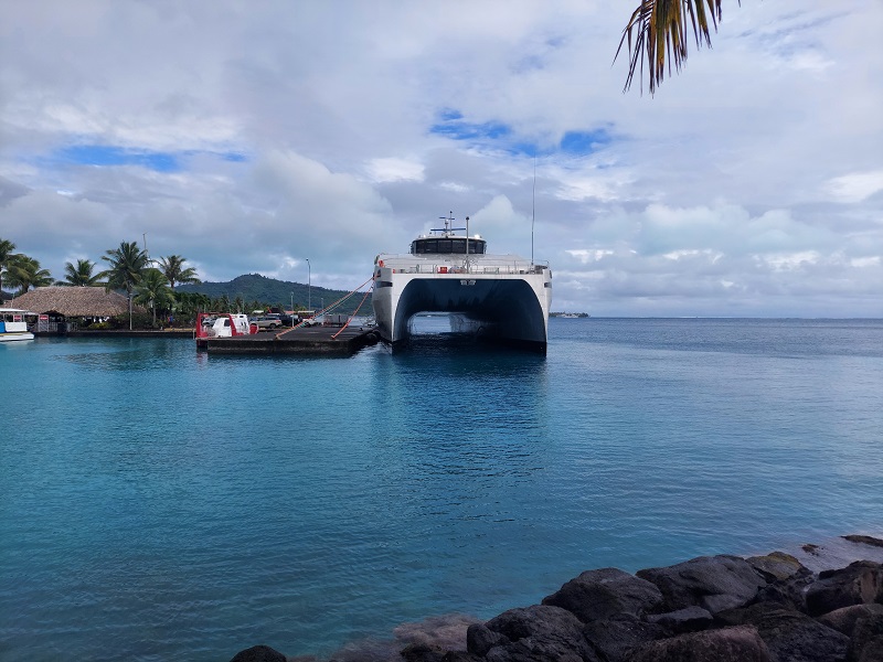 Ferry, ktorou sa môžete prepravovať medzi ostrovmi v prístave na Bora Bora