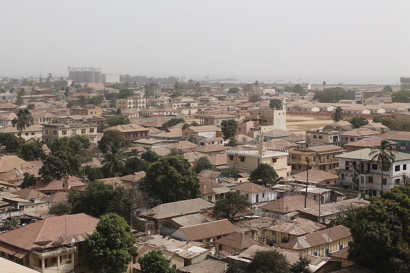 Pohľad na hlavné mesto Banjul z pamätného oblúka Arch 22