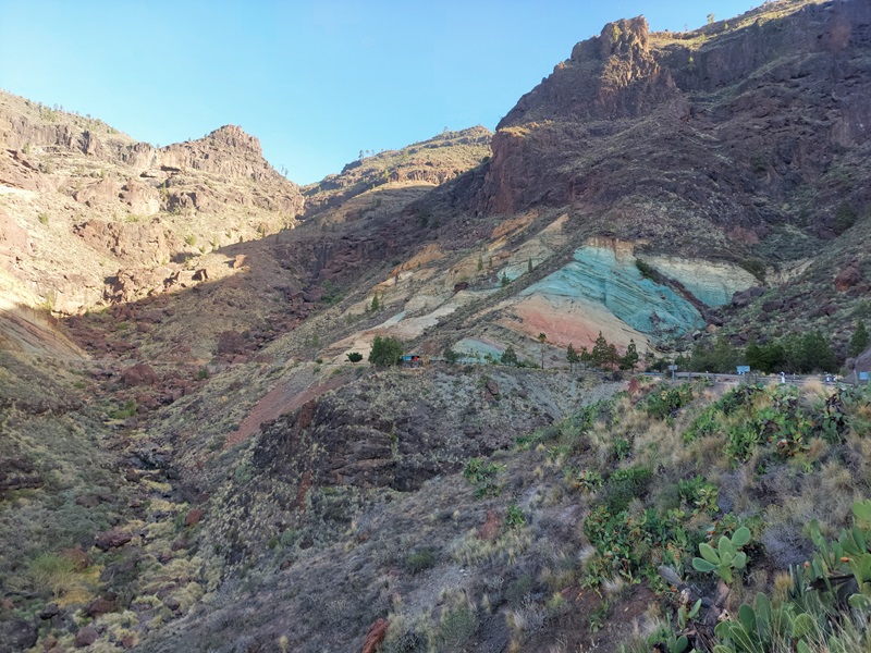 Los Azulejos – už z diaľky vidieť veľmi pekné farby tohto skalného útvaru