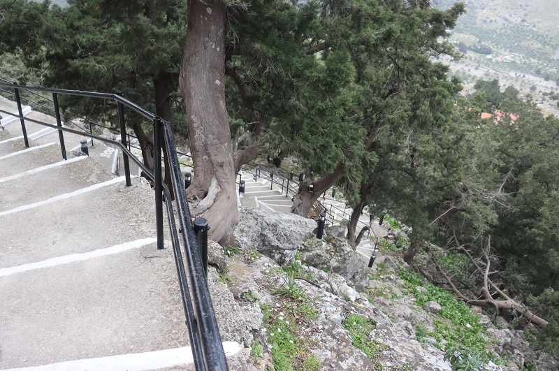 Ku kláštoru Tsampika vedie 300 schodov