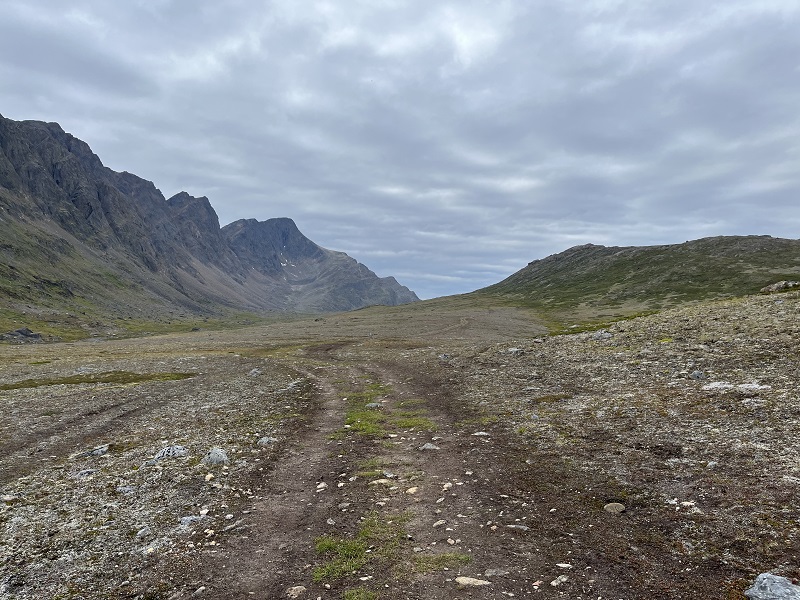 Prechádzame dlhým údolím, posledný vrchol je Nasaasaaq Peak.