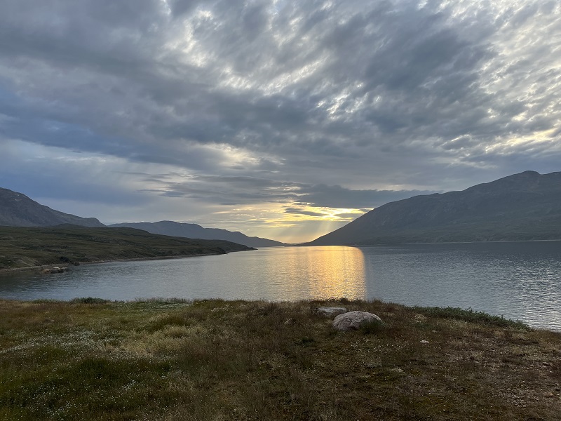 Západ slnka nad fjordom Kangerluarsuk Tulleq