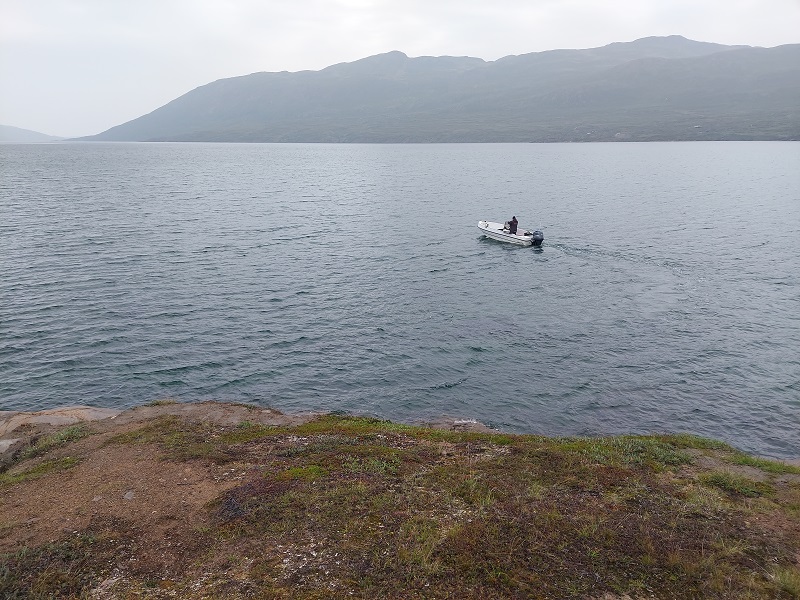 Loďka nás vyhodí na konci fjordu a odchádza. My ostávame v grónskej divočine.