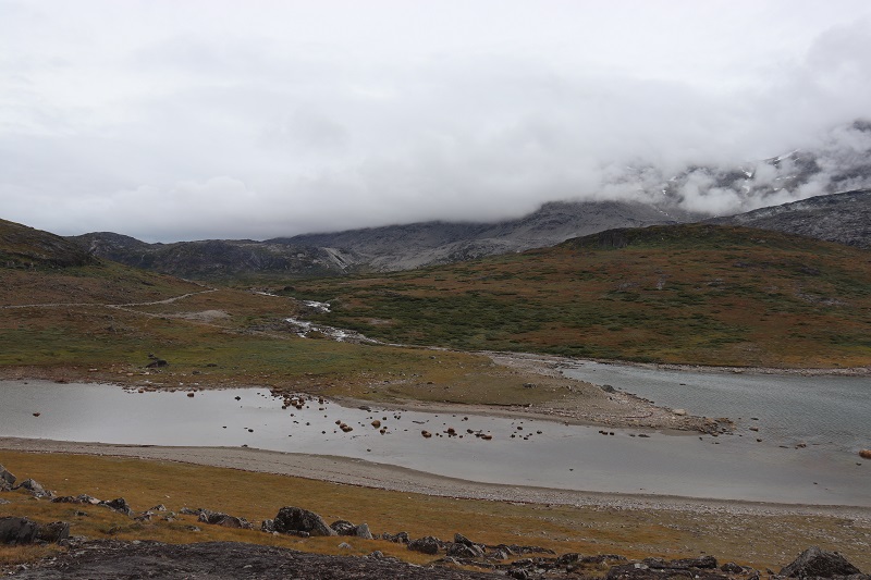 Koniec fjordu za Igaliku, kam sa vlieva rieka. Okolo rieky ide turistický chodník k jazeru a na Plateau