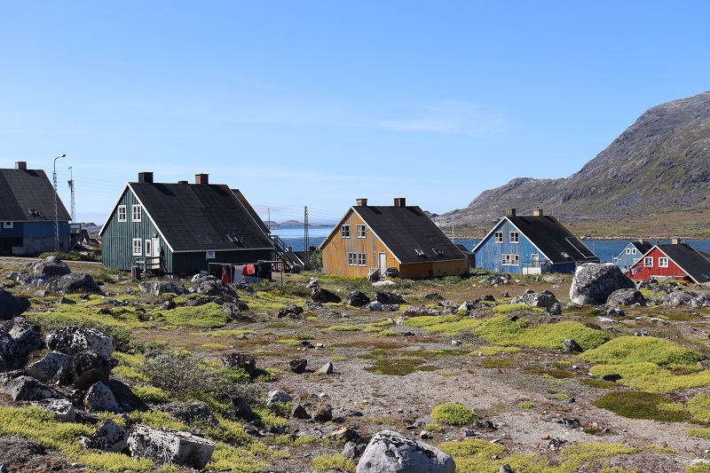 Typické grónske farebné domčeky v Nanortaliku