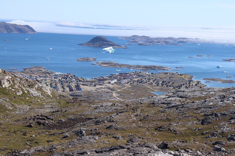 Výhľad z kopca Quassik na Nanortalik a kryhy plávajúce v pozadí
