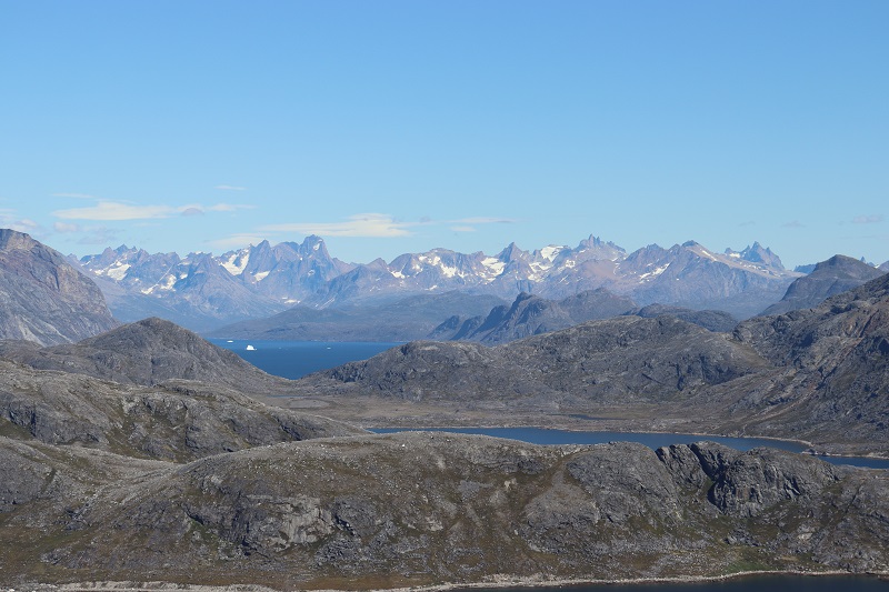 Už cestou na vrchol sa nám naskytujú perfektné výhľady na okolité hory a fjordy