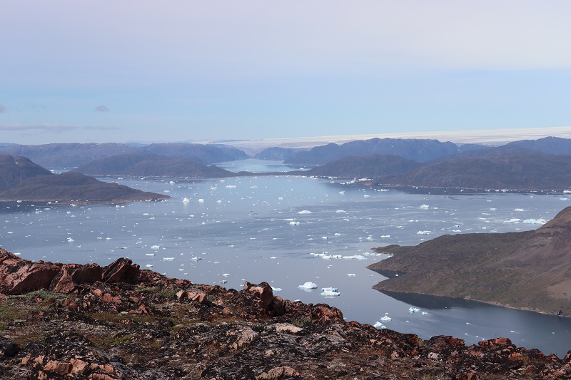 Z hrebeňa je v diaľke vidieť aj grónsky ľadovec