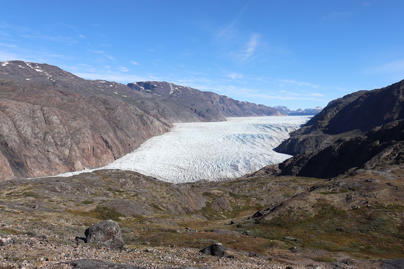 Výhľad z vyhliadky na ľadovec, je možné aj zísť dole priamo k nemu