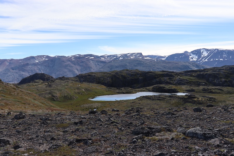 Jazero pri chatke, hneď za ktorým je kaňon a potom ďalej fjord