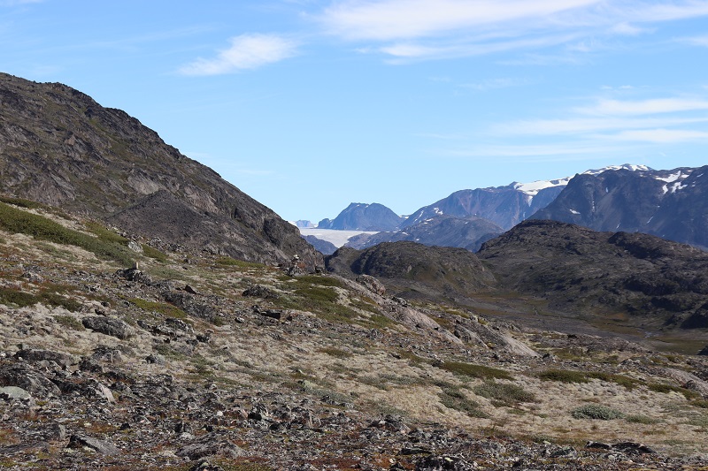 Od chatky vidieť v diaľke aj ľadovec v susednom fjorde