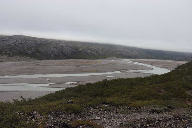 Výhľady z The Ridge na ľavú stranu, kde tečie v údolí ľadovcová rieka