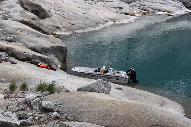 Malá loďka, ktorou ideme do Tasermiut fjordu