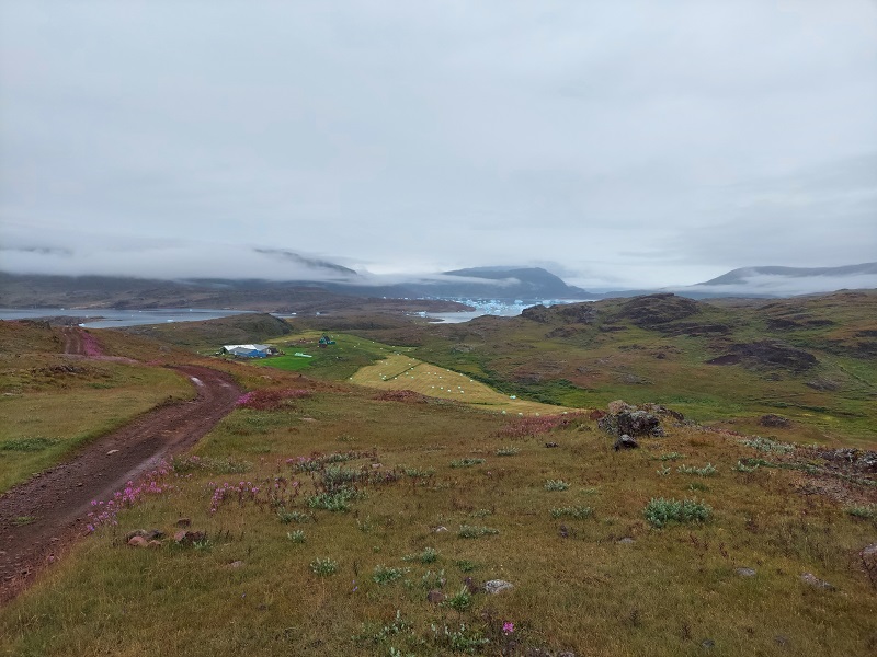V diaľke už vidíme farmu a fjord Tasiusaq