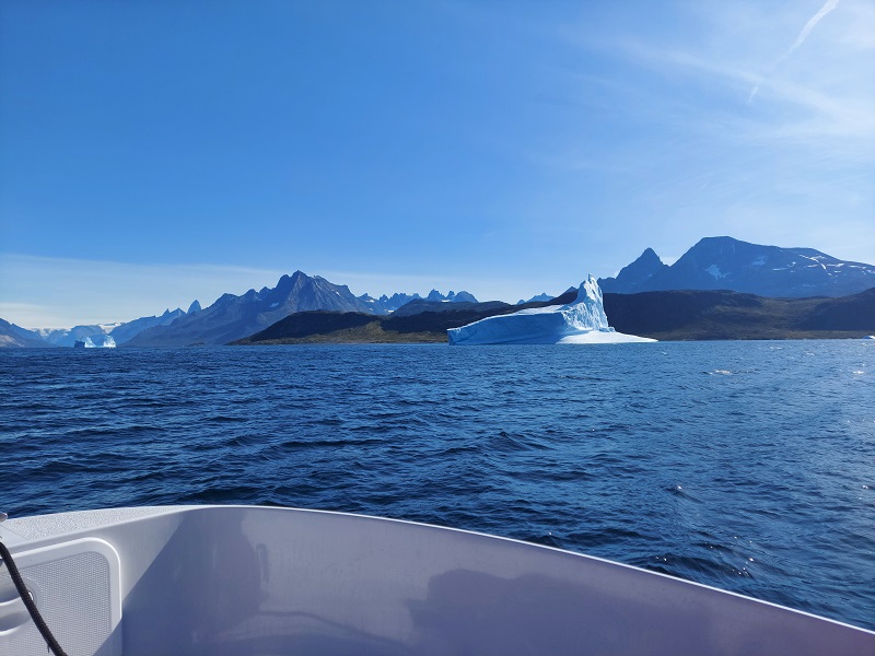 Pri vstupe do fjordu míňame obrovské ľadovce