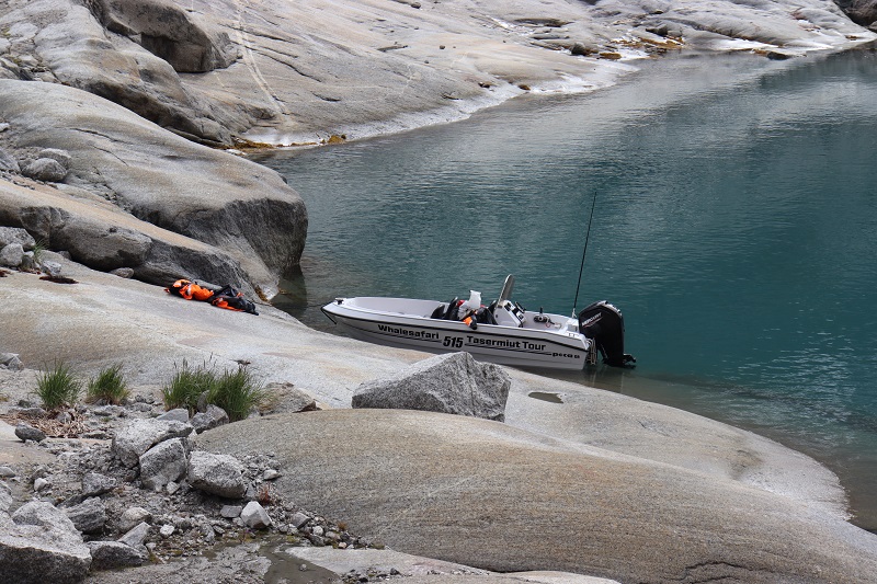 Malá loďka, ktorou ideme do Tasermiut Fjordu