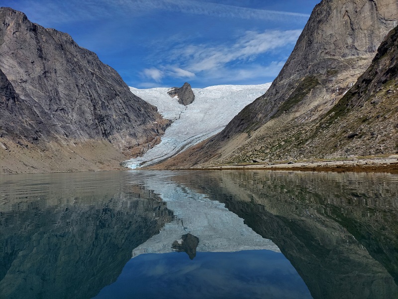 Hladina fjordu je úplne pokojná, ako zrkadlo, čo nebýva často