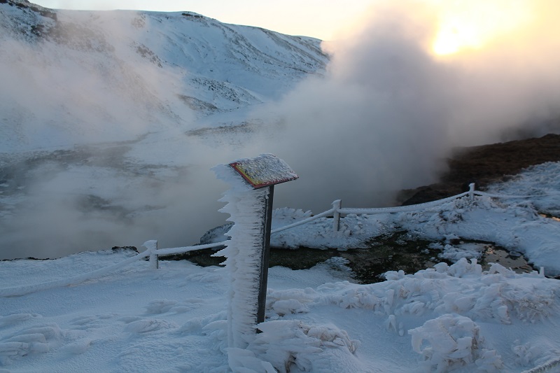 Namrznutá vodná para z vriacej vody na značkách popri chodníku do údolia Reykjadalur. Vyzerá to úžasne