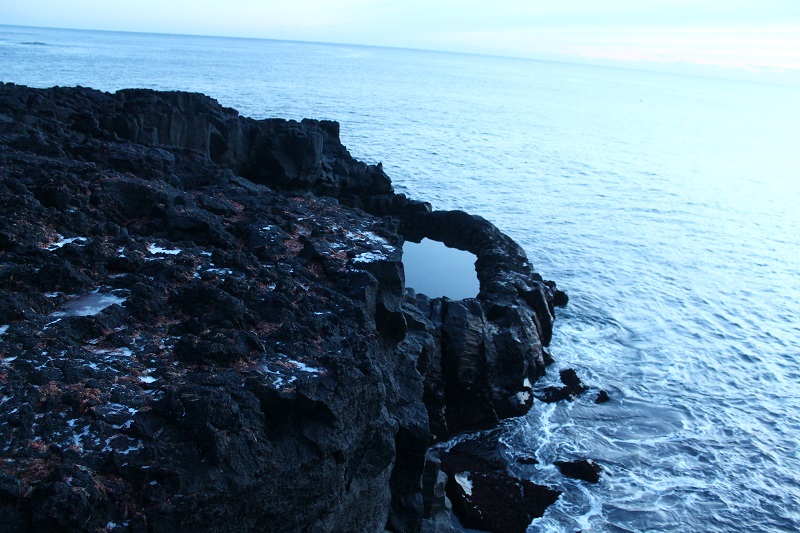 Bazén Brimketill lava rock pool na brehu oceánu