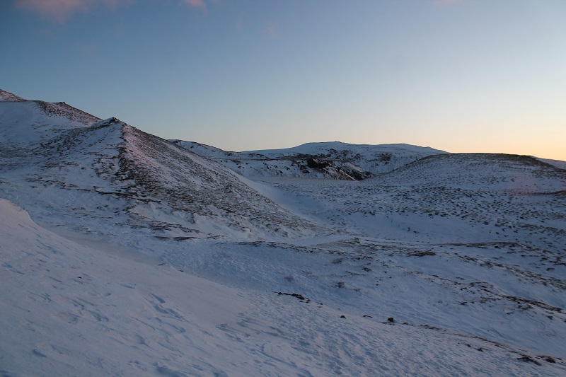 Aj takýmito scenériami vedie chodník do údolia Reykjadalur, zasnežený Island má svoje čaro