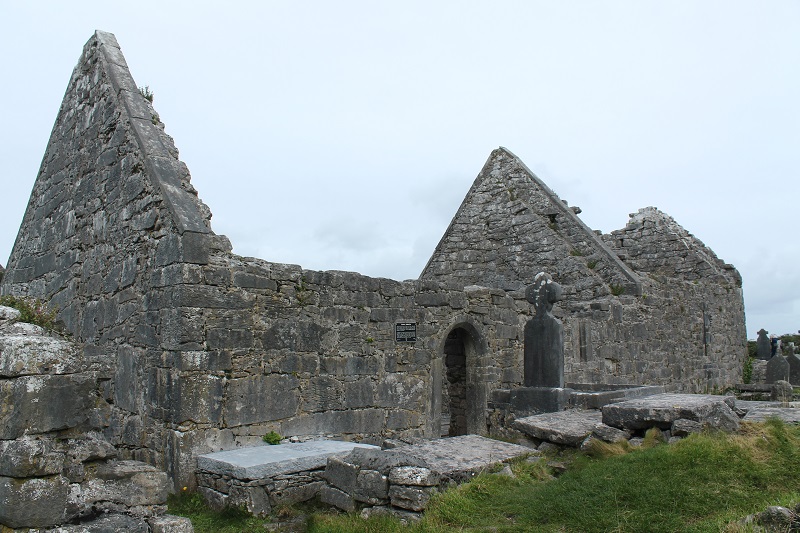 Jeden z dvoch kostolov pri Na Seacht dTeampaill